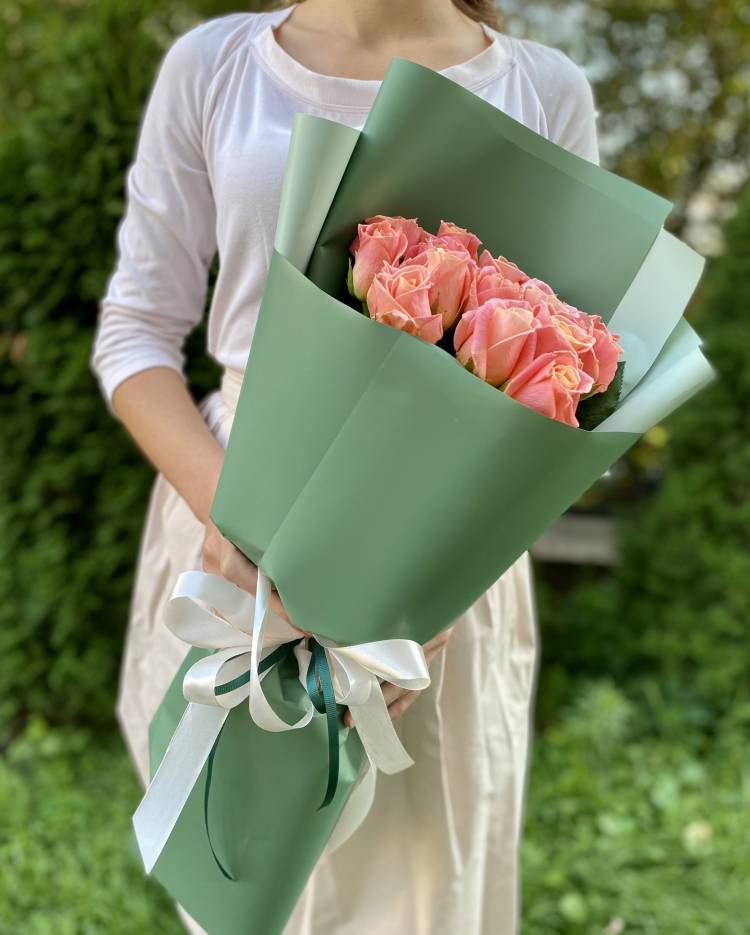 Букет 15 бурштинових троянд в упаковці