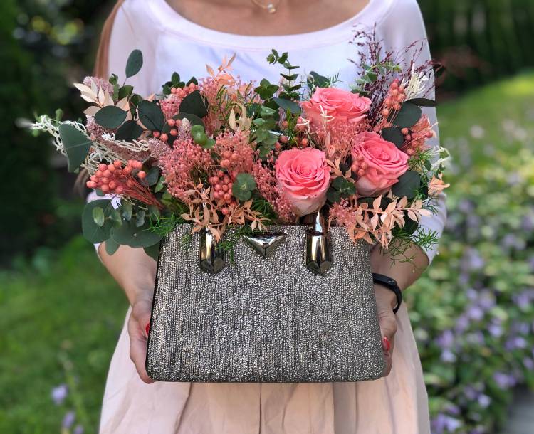 Цветы в керамической вазе 