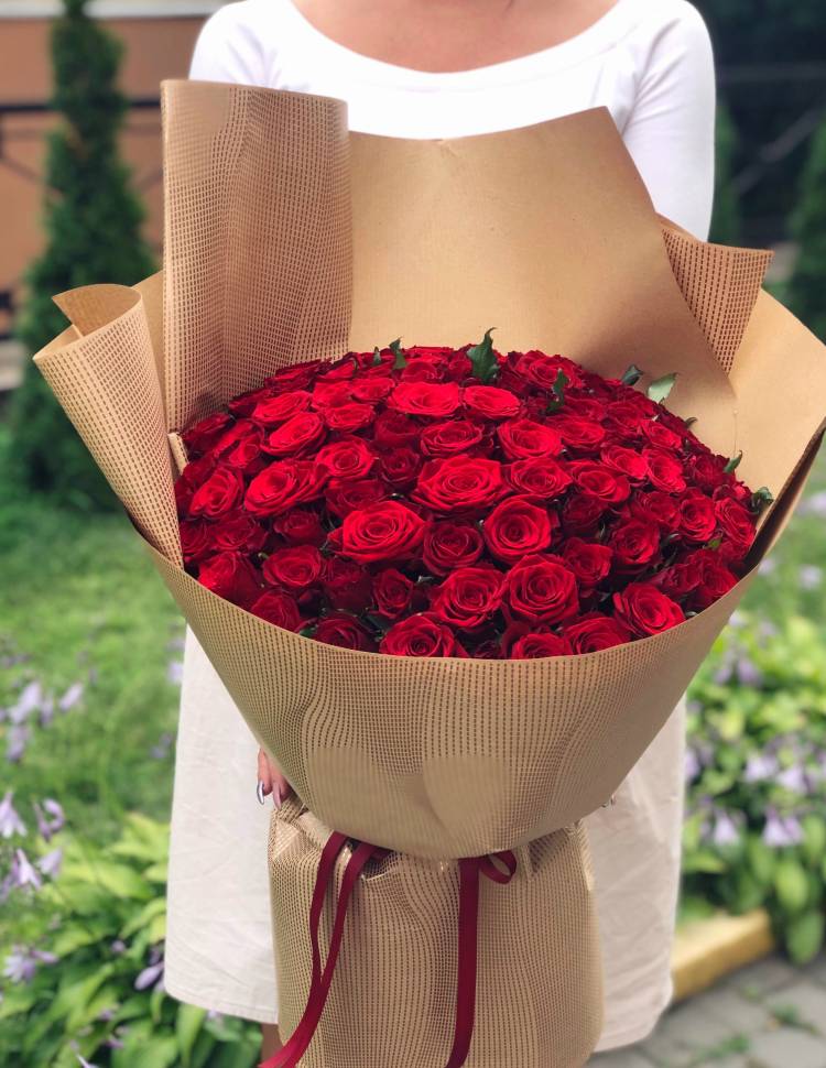 101 червона троянда  "Щастя в руках"
