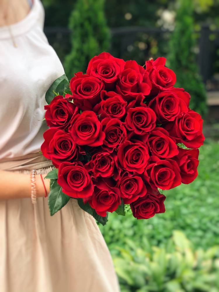 Букет 21 червона імпортна троянда, 80 см
