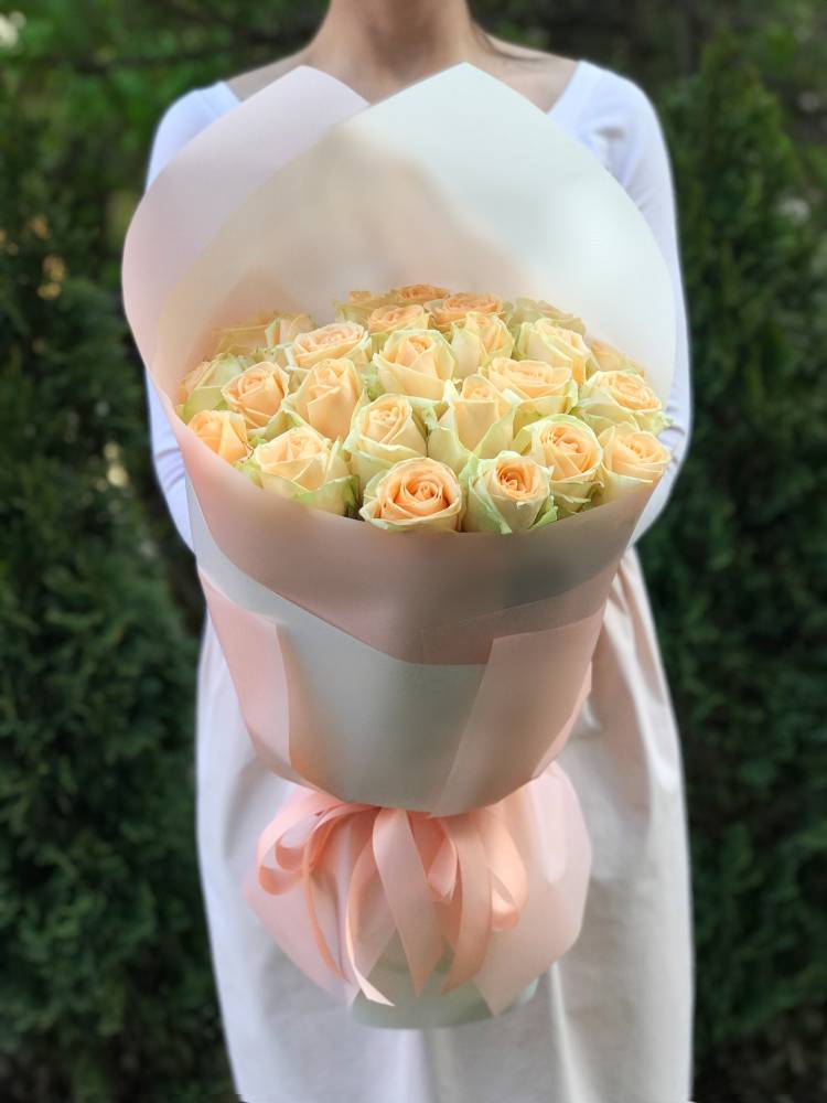 Букет 25 персикових троянд в упаковці