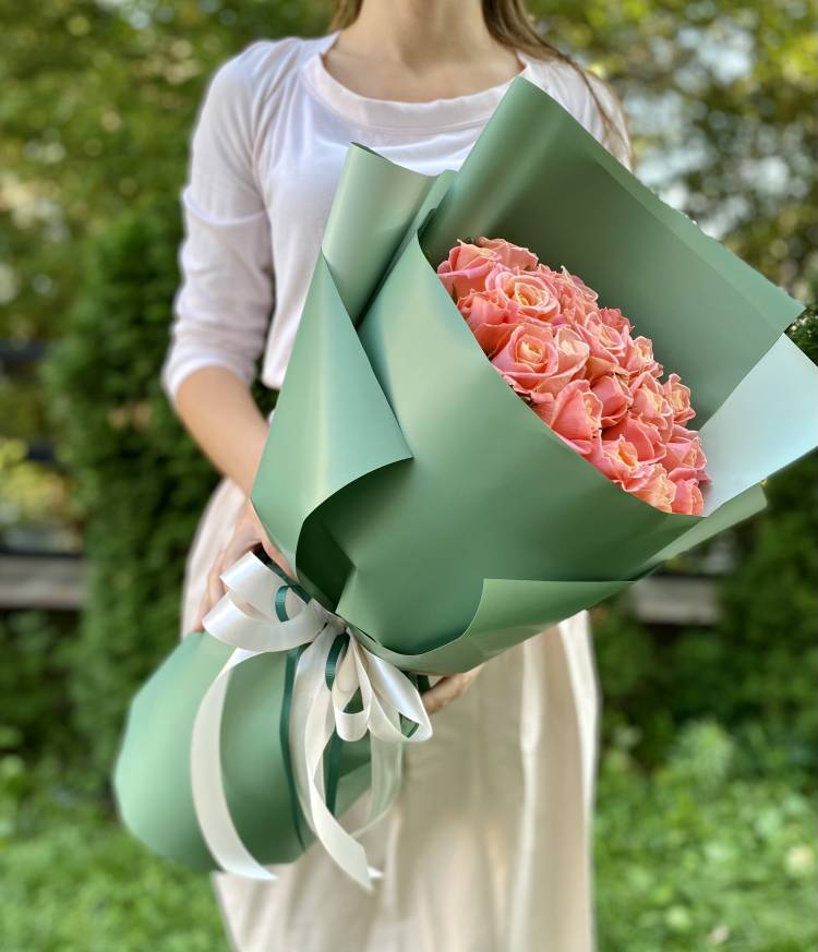 Букет 25 янтарных роз в упаковке