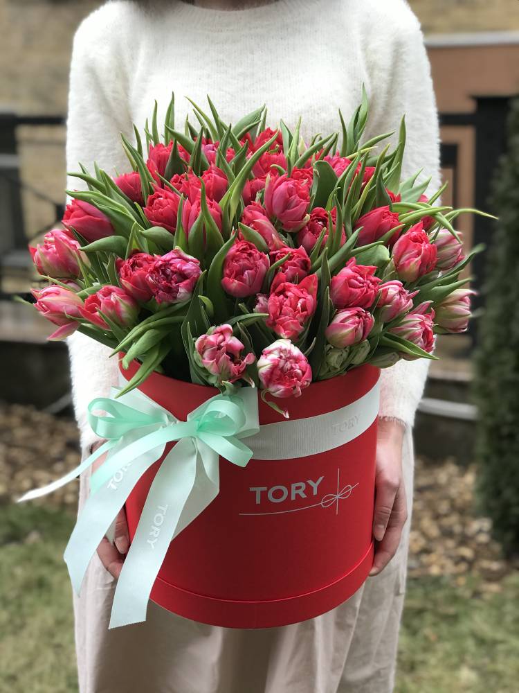 101 червоний піоновидний тюльпан в коробці