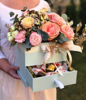 Квіти в коробці з солодощами 