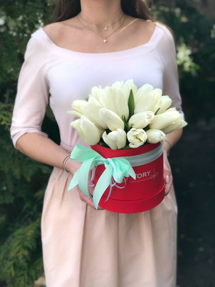 25 білих тюльпанів в коробці