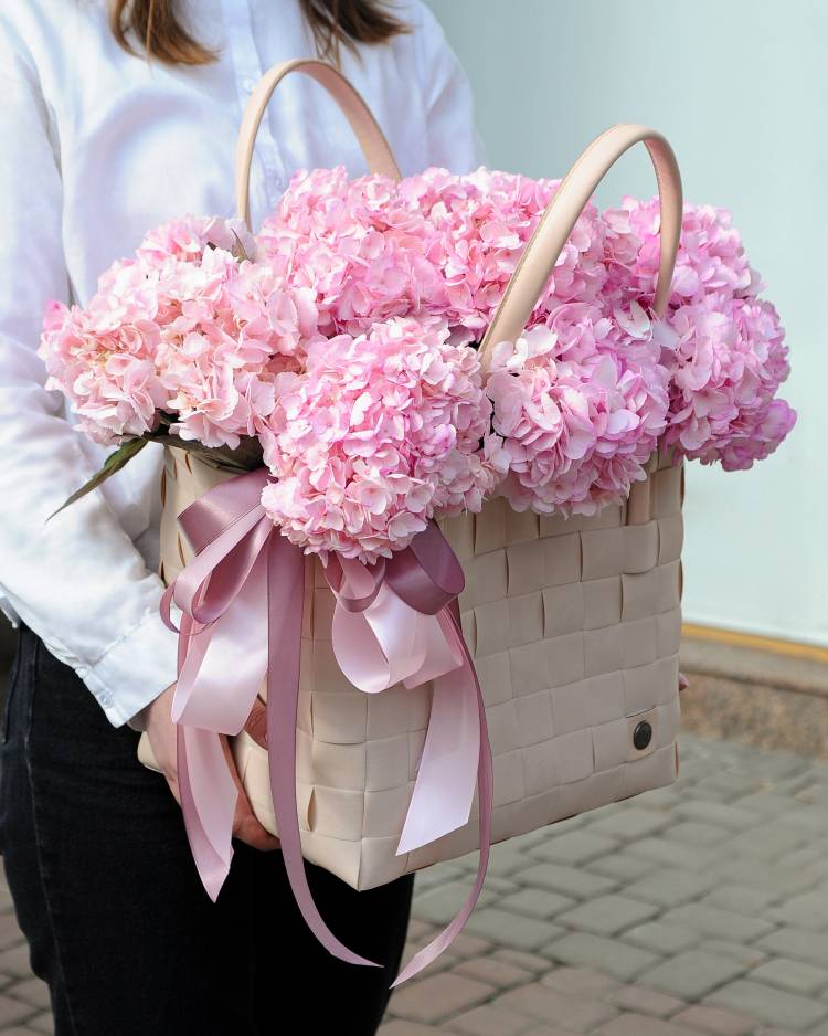 11 рожевих гортензій у сумці