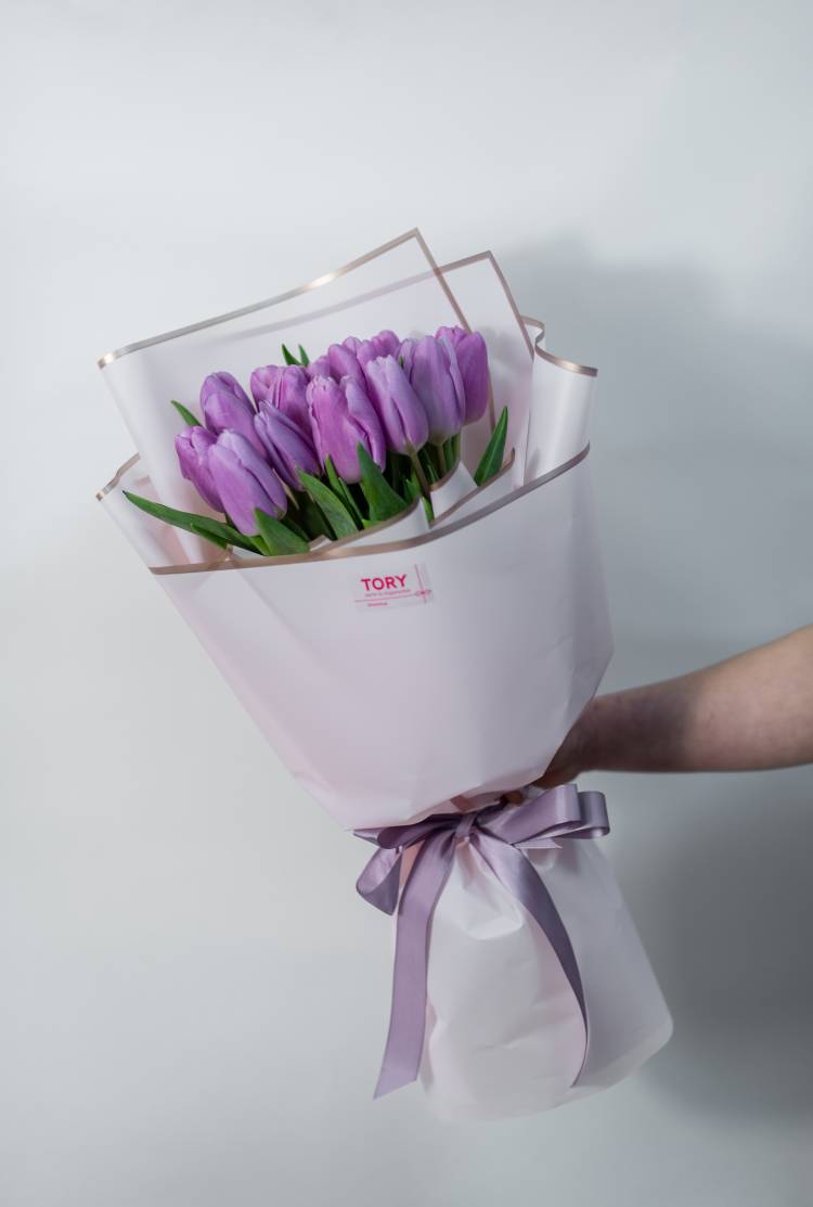 Букет 15 лиловых тюльпанов