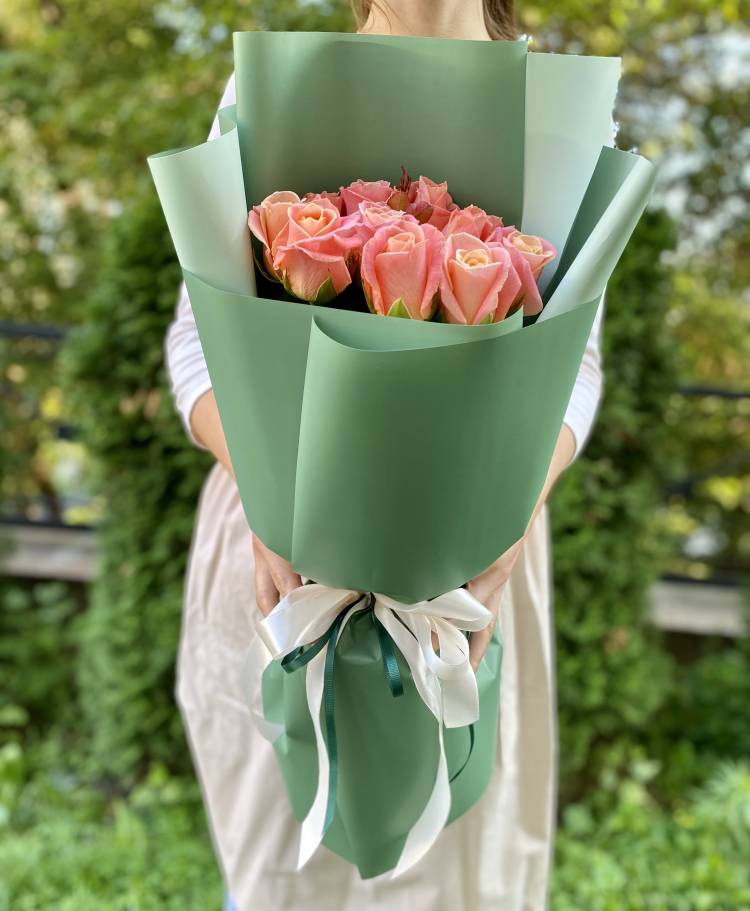Букет 11 янтарных роз в упаковке