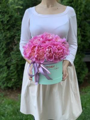21 Розовый пион в шляпной коробке - заказ и доставка цветов Киев