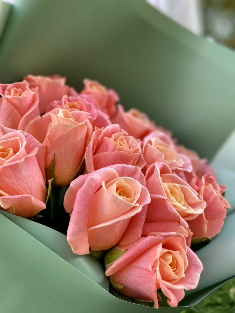 Букет 25 бурштинових троянд в упаковці