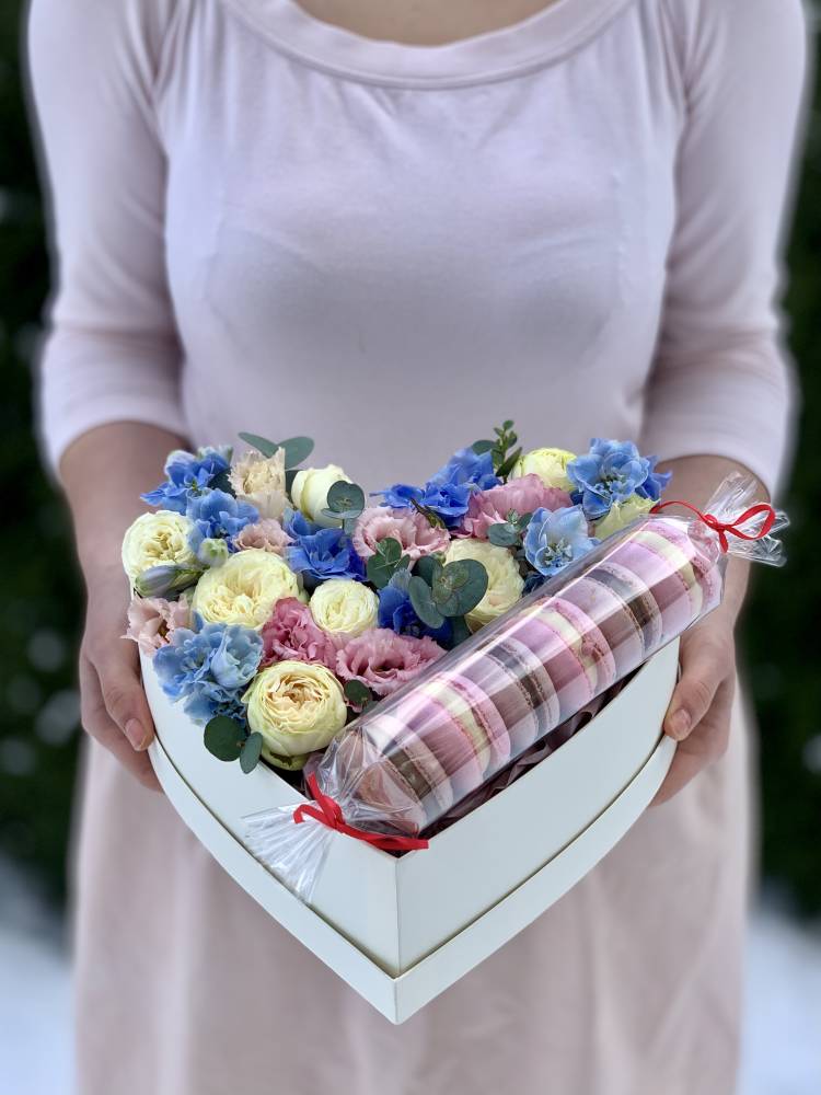 Цветы в коробке со сладостями "Свежесть лета"