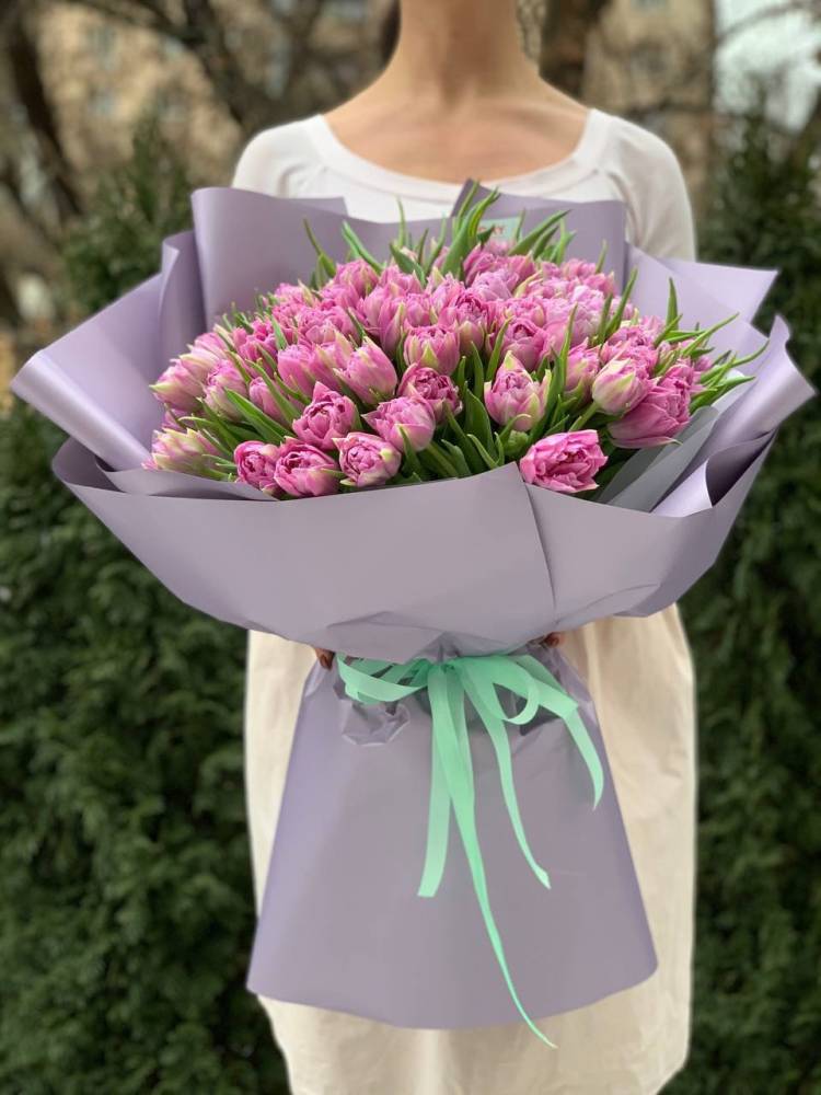 Букет 101 піоновидний лілово-рожевий тюльпан