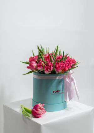 25 Red Peony Tulips in a Hat Box - заказ и доставка цветов Киев