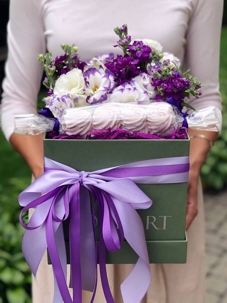 Цветы в коробке со сладостями "Зефирный рай"