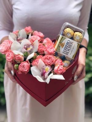 Цветы в коробке со сладостями  